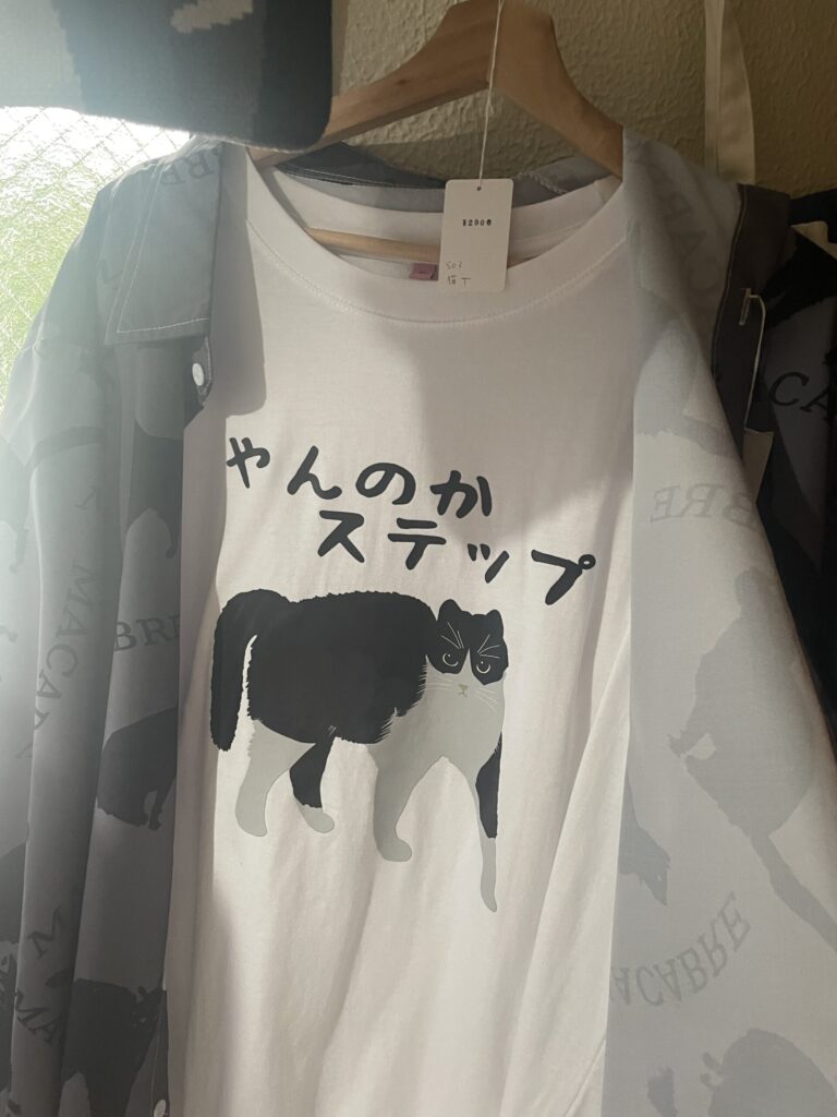 可愛い猫Tシャツ