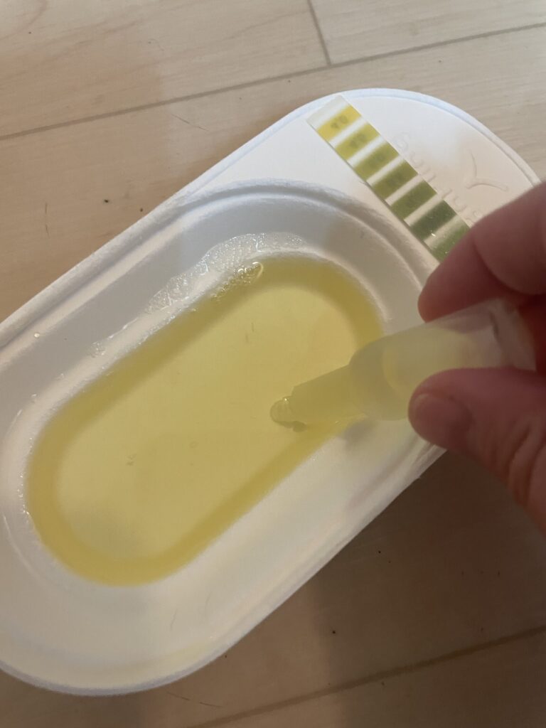 付属のスポイトで採尿