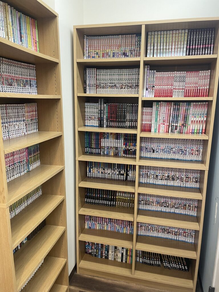 本棚にはたくさんの漫画たち